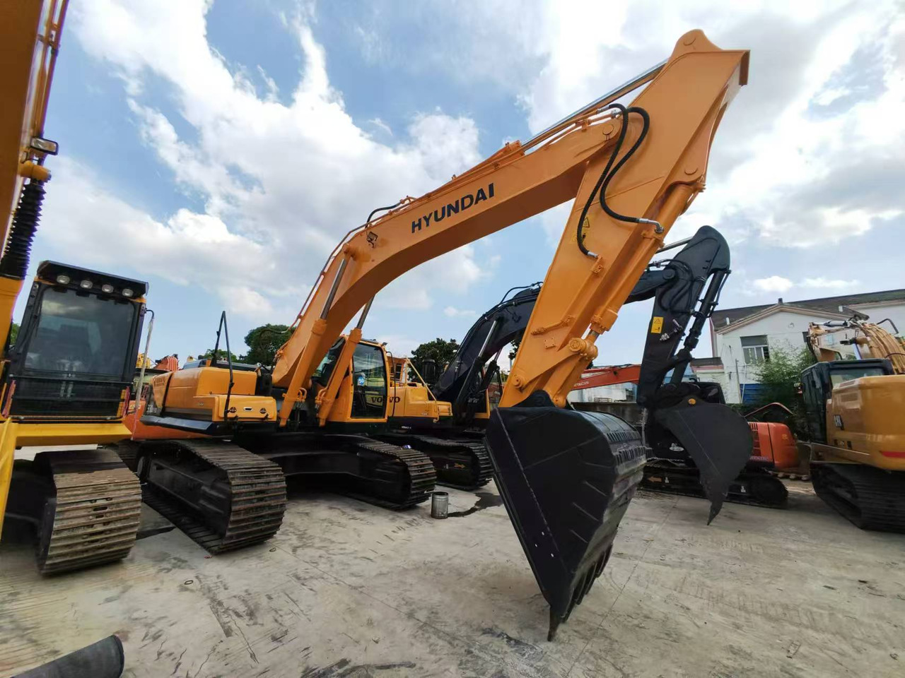 Hyundai HX330 - Crawler excavator: picture 1 Hyundai HX330 - Crawler excavator: picture 1