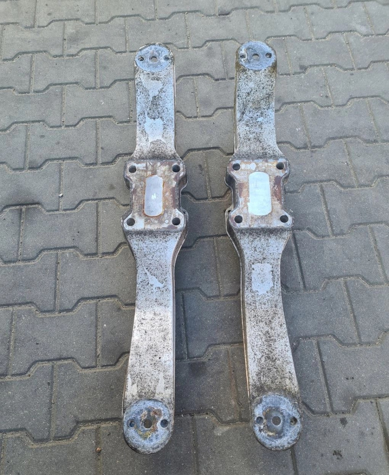 MOCOWANIE PRAWE LUB LEWE PODUSZEK ŁAPA KOŁYSKA DELFIN VOLVO FH 4 FH 5 22327290 - Suspension: picture 2 MOCOWANIE PRAWE LUB LEWE PODUSZEK ŁAPA KOŁYSKA DELFIN VOLVO FH 4 FH 5 22327290 - Suspension: picture 2
