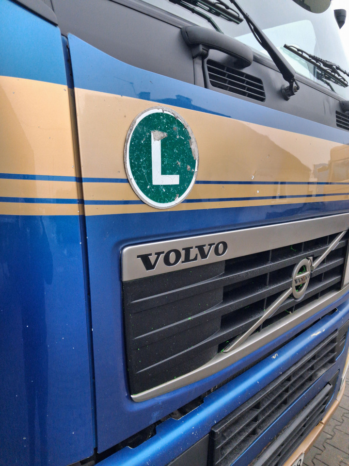 VOLVO MASKA PRZEDNIA PRZÓD ATRAPA KOMPLETNA ORYGINAŁ VOLVO FH 13 LIFT METALOWA - Hood for Truck: picture 3 VOLVO MASKA PRZEDNIA PRZÓD ATRAPA KOMPLETNA ORYGINAŁ VOLVO FH 13 LIFT METALOWA - Hood for Truck: picture 3