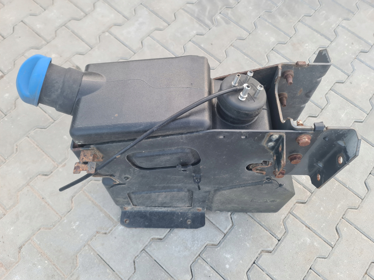 VOLVO ZBIORNIK ADBLUE RENAULT MIDLUM PREMIUM DXI 5 7 VOLVO FL FE - AdBlue tank for Truck: picture 2 VOLVO ZBIORNIK ADBLUE RENAULT MIDLUM PREMIUM DXI 5 7 VOLVO FL FE - AdBlue tank for Truck: picture 2