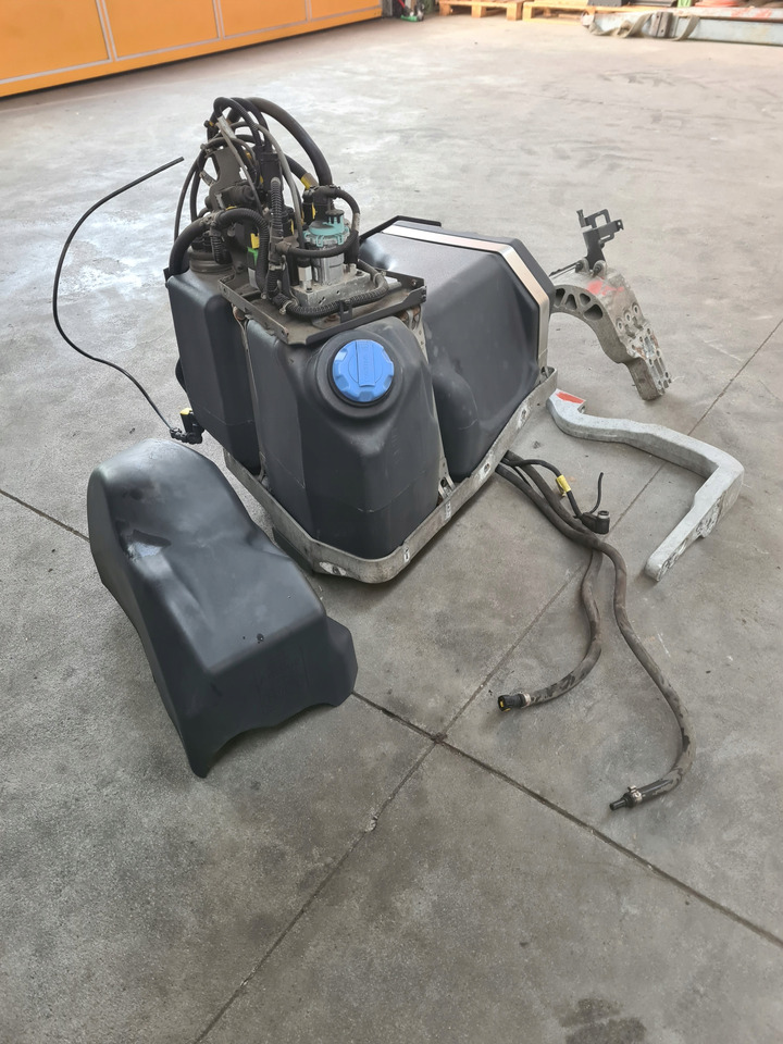 VOLVO ZBIORNIK POMPA WIĄZKA ADBLUE KOMPLET RENAULT GAMA T VOLVO FH 4 FM 4 - AdBlue tank: picture 1 VOLVO ZBIORNIK POMPA WIĄZKA ADBLUE KOMPLET RENAULT GAMA T VOLVO FH 4 FM 4 - AdBlue tank: picture 1