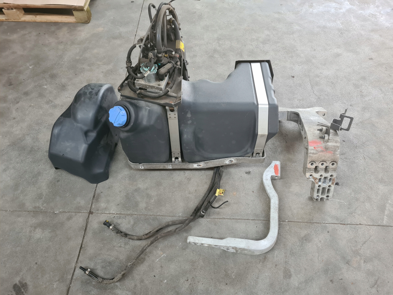 VOLVO ZBIORNIK POMPA WIĄZKA ADBLUE KOMPLET RENAULT GAMA T VOLVO FH 4 FM 4 - AdBlue tank: picture 2 VOLVO ZBIORNIK POMPA WIĄZKA ADBLUE KOMPLET RENAULT GAMA T VOLVO FH 4 FM 4 - AdBlue tank: picture 2