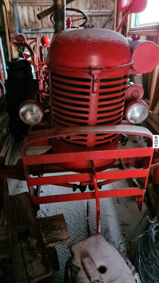 1952 Massey Harris Pony 812 - Farm tractor: picture 2 1952 Massey Harris Pony 812 - Farm tractor: picture 2