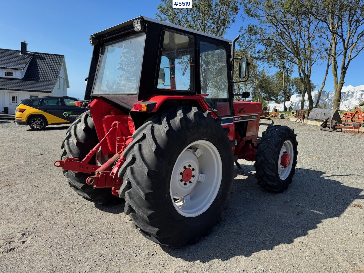 1983 International 585 - Farm tractor: picture 5 1983 International 585 - Farm tractor: picture 5