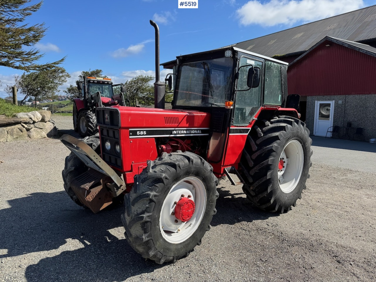 1983 International 585 - Farm tractor: picture 1 1983 International 585 - Farm tractor: picture 1