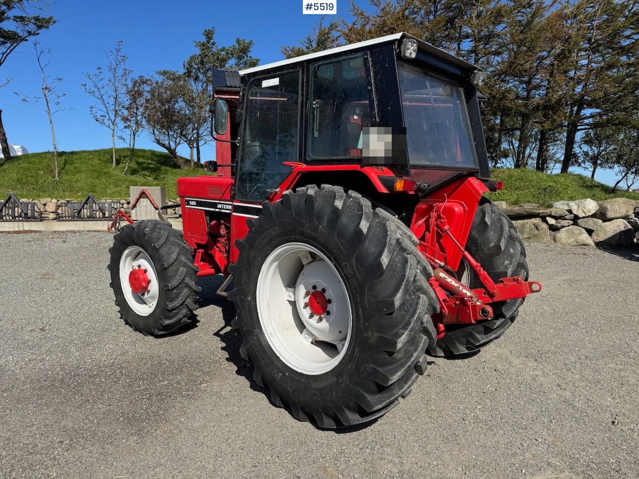 1983 International 585 - Farm tractor: picture 3 1983 International 585 - Farm tractor: picture 3