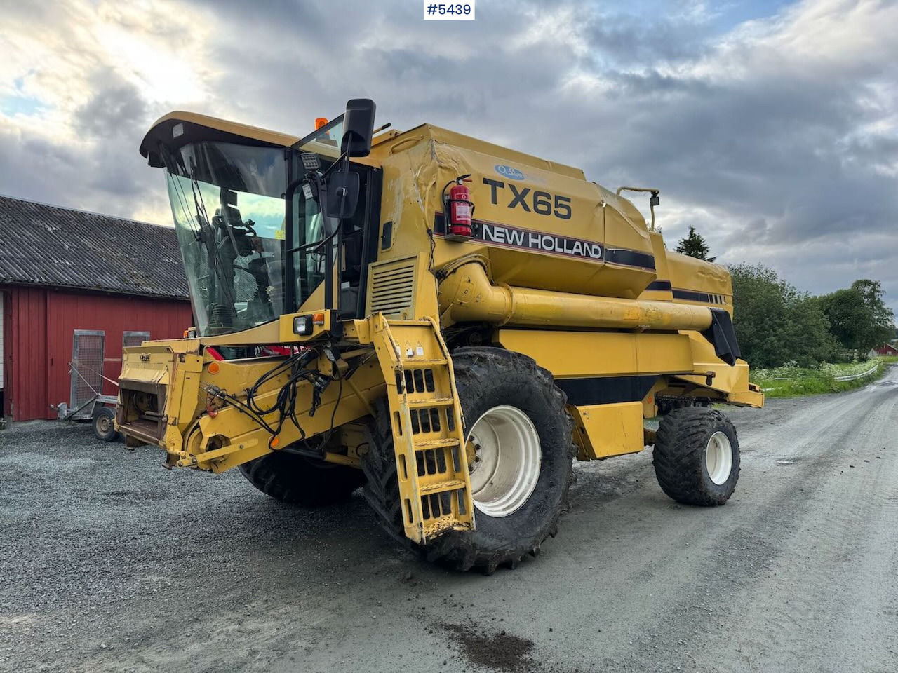 1995 New Holland TX65 m/ 20 fot skjærebord og henger - Combine harvester: picture 1 1995 New Holland TX65 m/ 20 fot skjærebord og henger - Combine harvester: picture 1