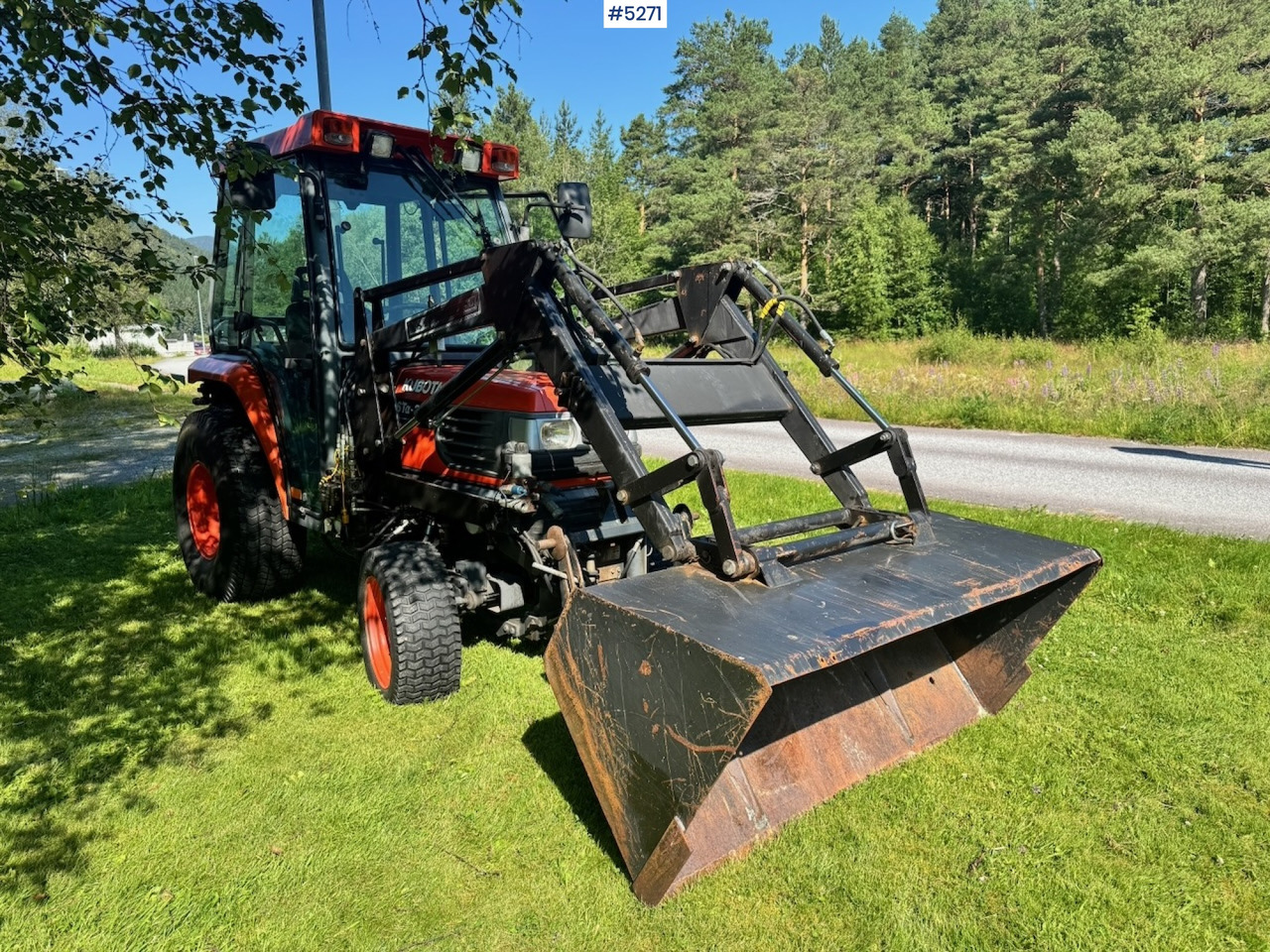 2004 Kubota STA-35 Tractor w/ Bucket. 2100 hours! - Farm tractor: picture 3 2004 Kubota STA-35 Tractor w/ Bucket. 2100 hours! - Farm tractor: picture 3