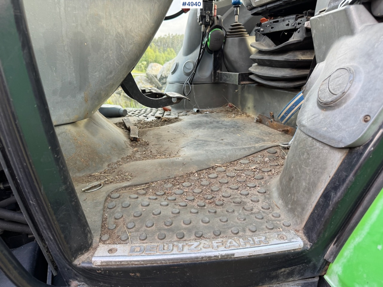 Farm tractor 2006 Deutz-Fahr Agrotron K90 w/front loader.: picture 12