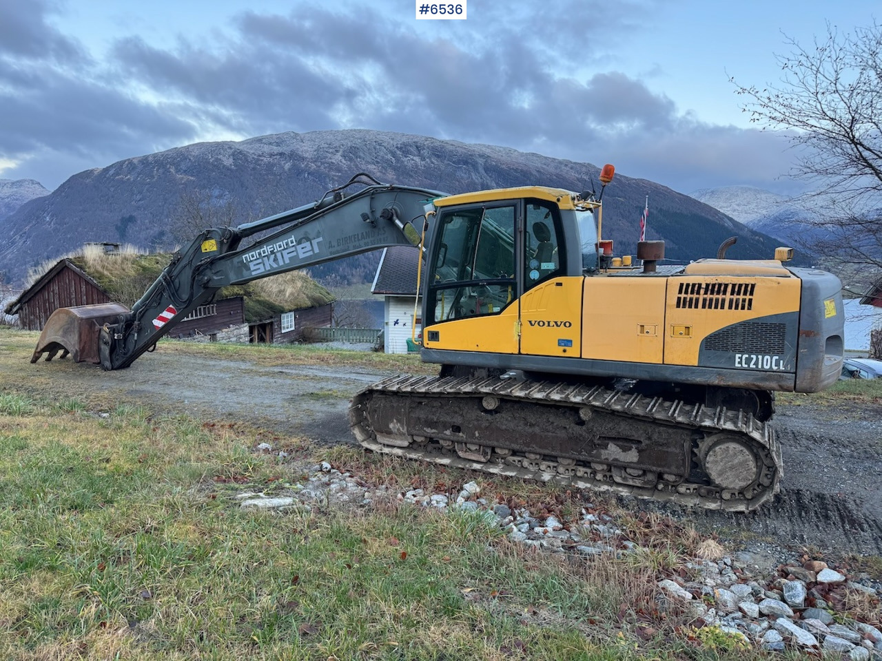 2007 Volvo EC 210 CL w/ excavator bucket and good chassis. - Excavator: picture 2 2007 Volvo EC 210 CL w/ excavator bucket and good chassis. - Excavator: picture 2
