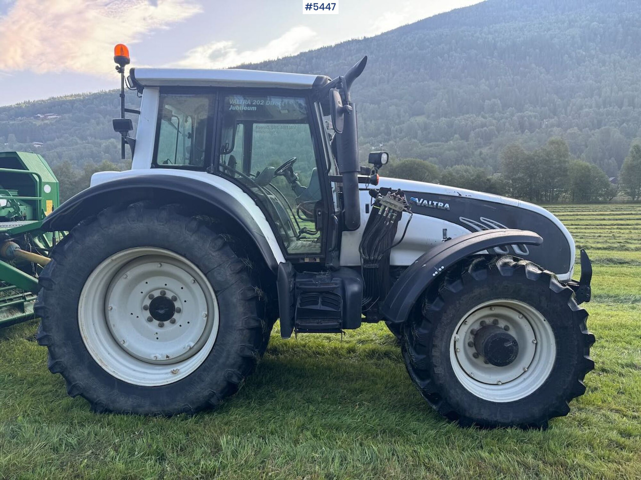 2009 Valtra T202 w/ loader - Farm tractor: picture 2 2009 Valtra T202 w/ loader - Farm tractor: picture 2