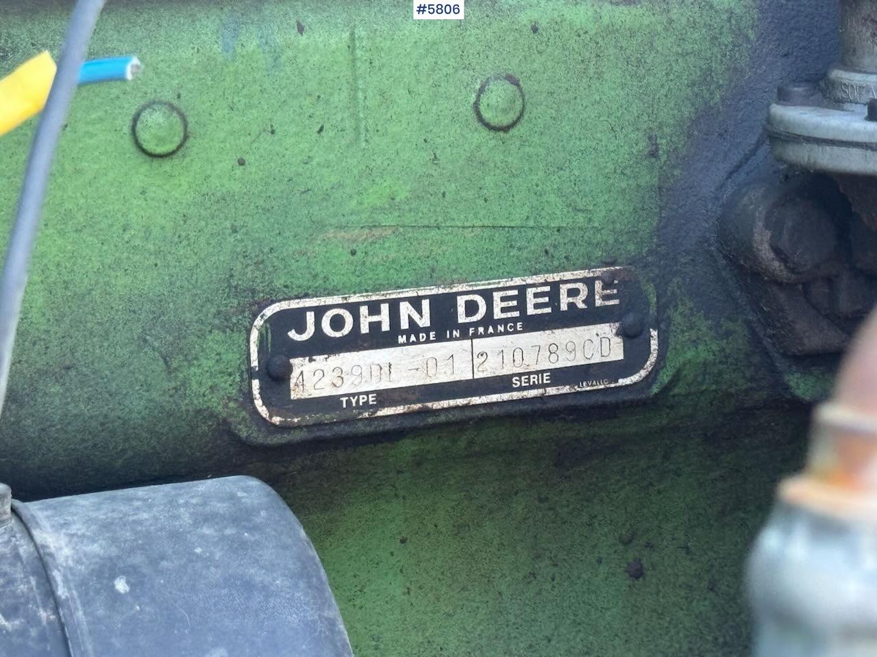 Farm tractor John Deere 2130: picture 17
