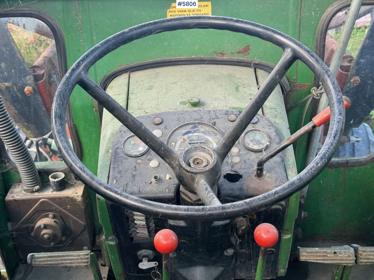 Farm tractor John Deere 2130: picture 9