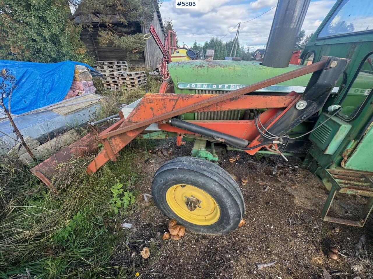 Farm tractor John Deere 2130: picture 11