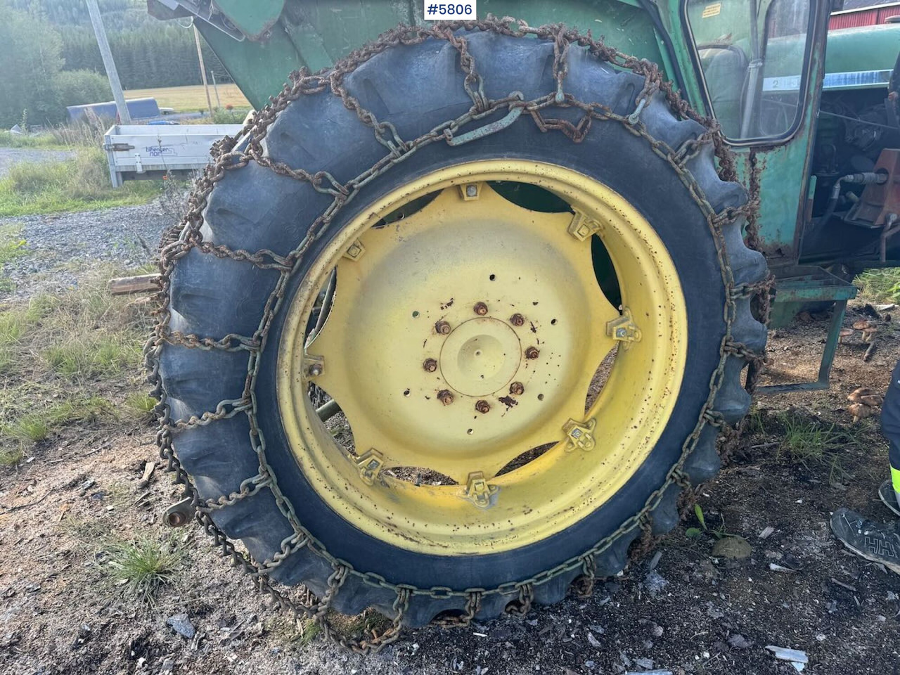 Farm tractor John Deere 2130: picture 12
