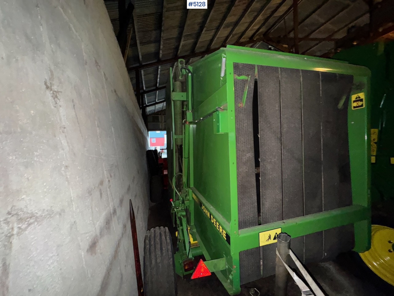 John Deere 550 Round Baler - Hay and forage equipment: picture 2 John Deere 550 Round Baler - Hay and forage equipment: picture 2