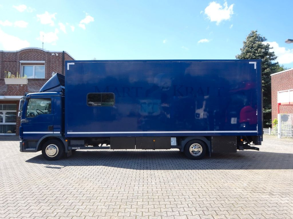 MAN 8.220 Koffer mit LBW als Wohnmobil ausgebaut 4x2 - Box truck: picture 3 MAN 8.220 Koffer mit LBW als Wohnmobil ausgebaut 4x2 - Box truck: picture 3