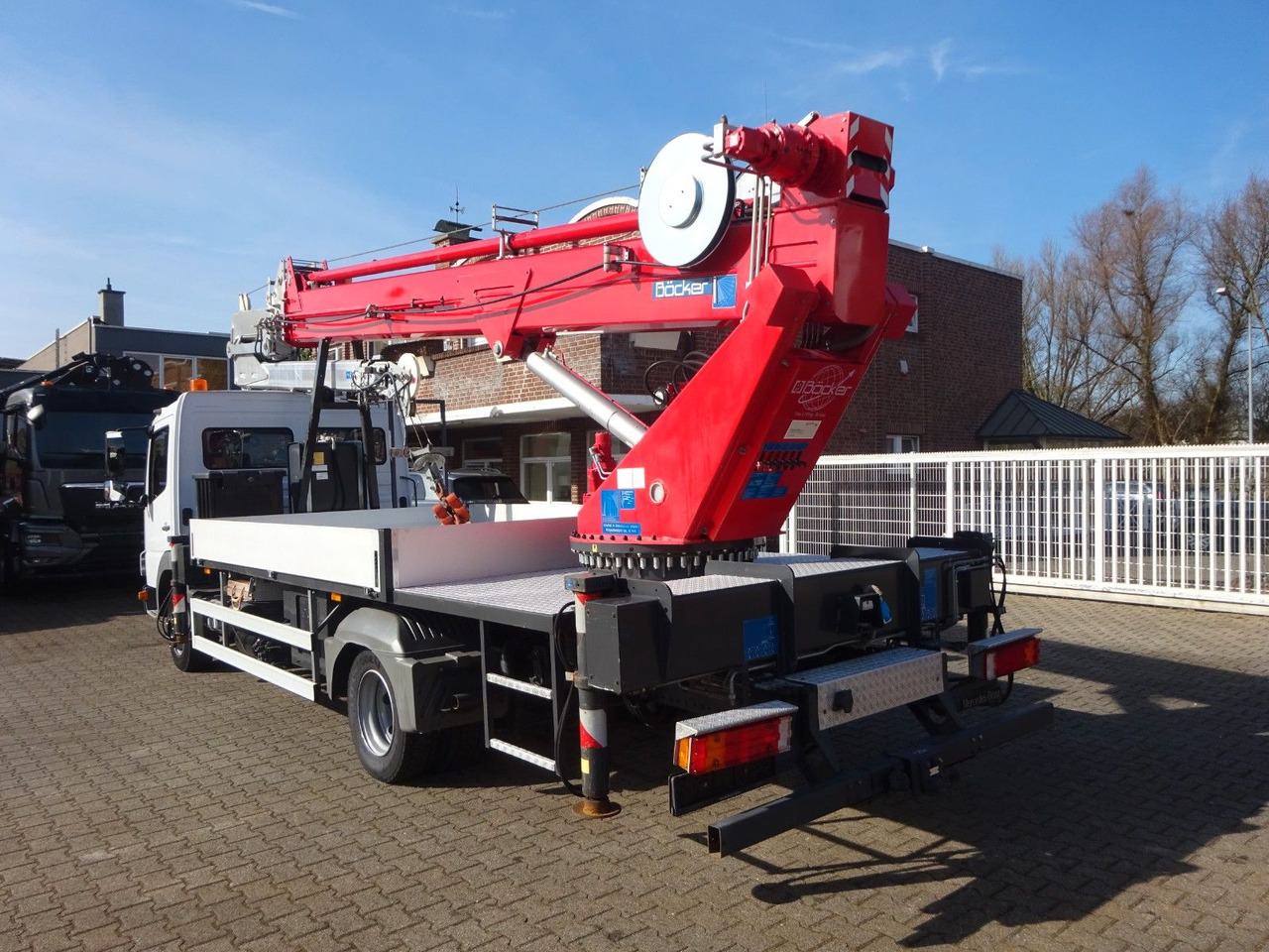 Mercedes-Benz 818 Atego + Böcker AK 32 Meter Dachdeckerkran - Crane truck: picture 4 Mercedes-Benz 818 Atego + Böcker AK 32 Meter Dachdeckerkran - Crane truck: picture 4