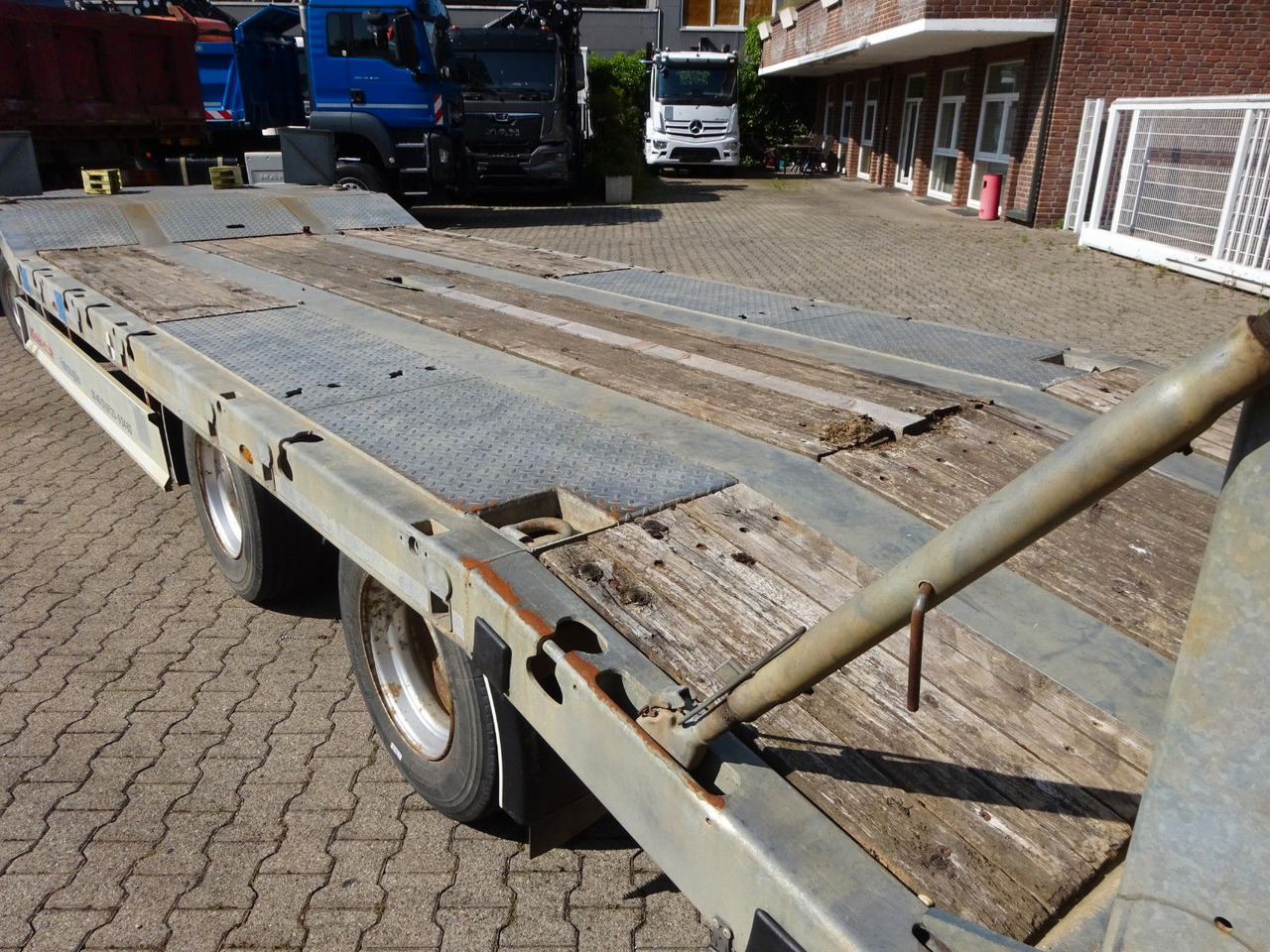Low loader trailer Möslein Tieflader Anhänger mit 3 Achsen und Rampen: picture 9
