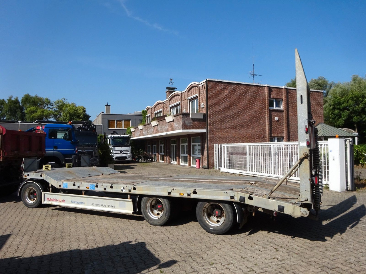 Low loader trailer Möslein Tieflader Anhänger mit 3 Achsen und Rampen: picture 8