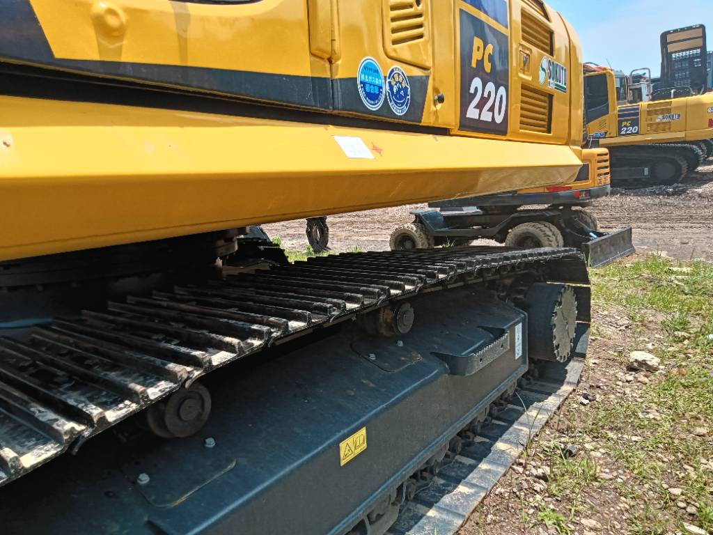 Crawler excavator Komatsu PC 220-8: picture 10