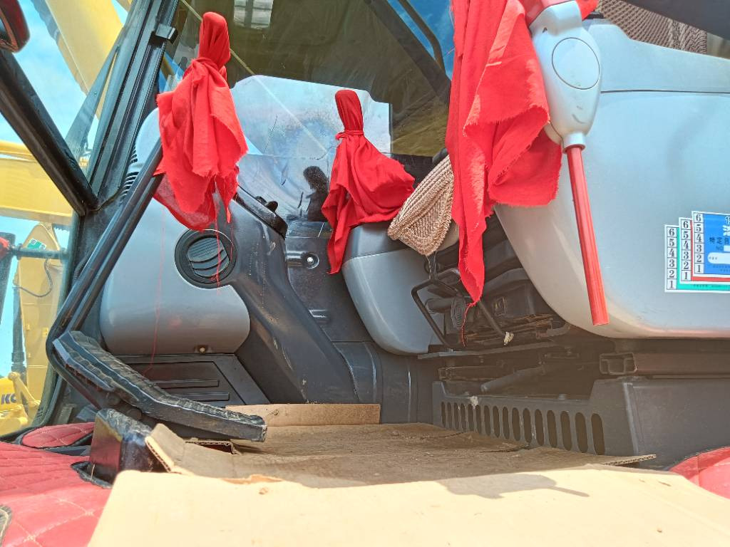 Crawler excavator Komatsu PC 220-8: picture 8