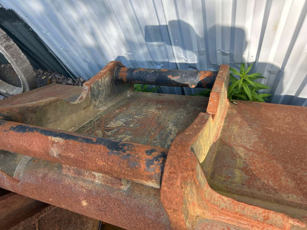 Pusse skuffe Volume 1100 MST Hardox. S70 feste - Attachment for Construction machinery: picture 3 Pusse skuffe Volume 1100 MST Hardox. S70 feste - Attachment for Construction machinery: picture 3