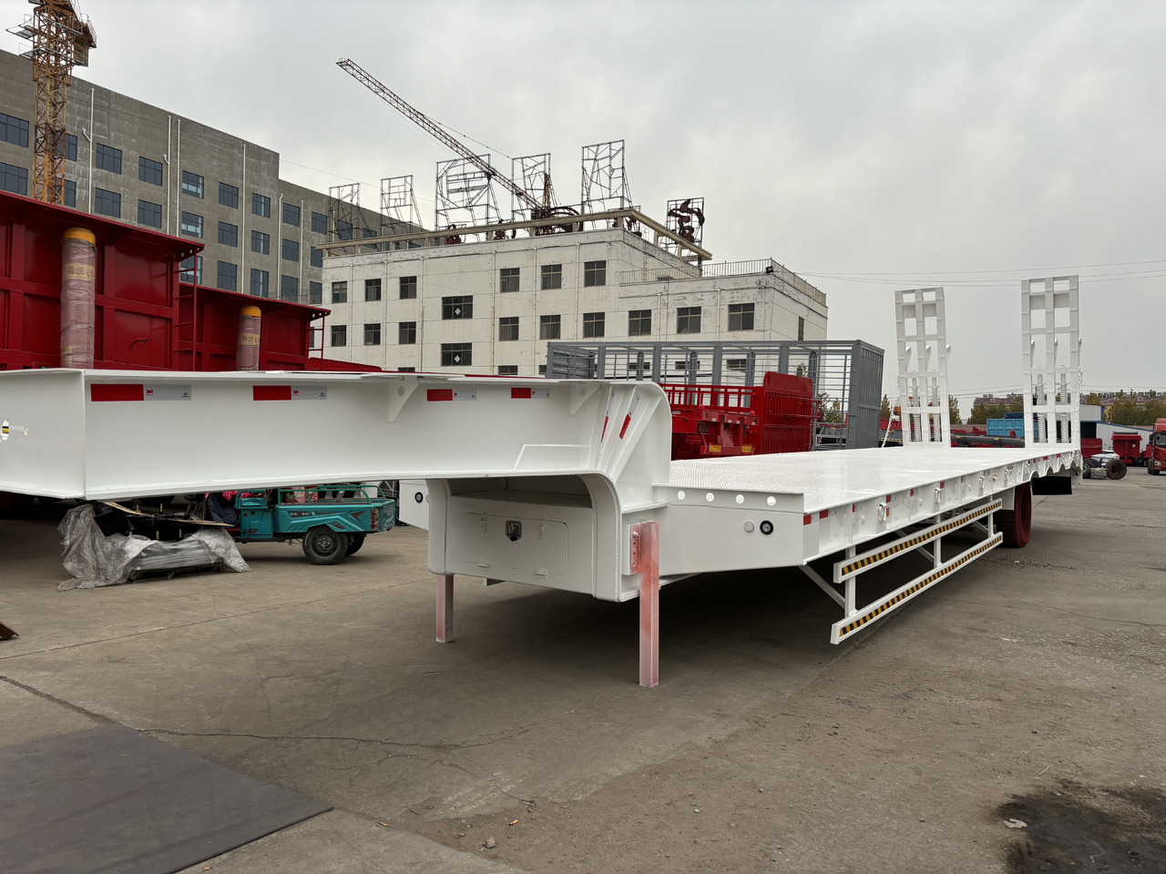 - Low loader semi-trailer: picture 2 - Low loader semi-trailer: picture 2