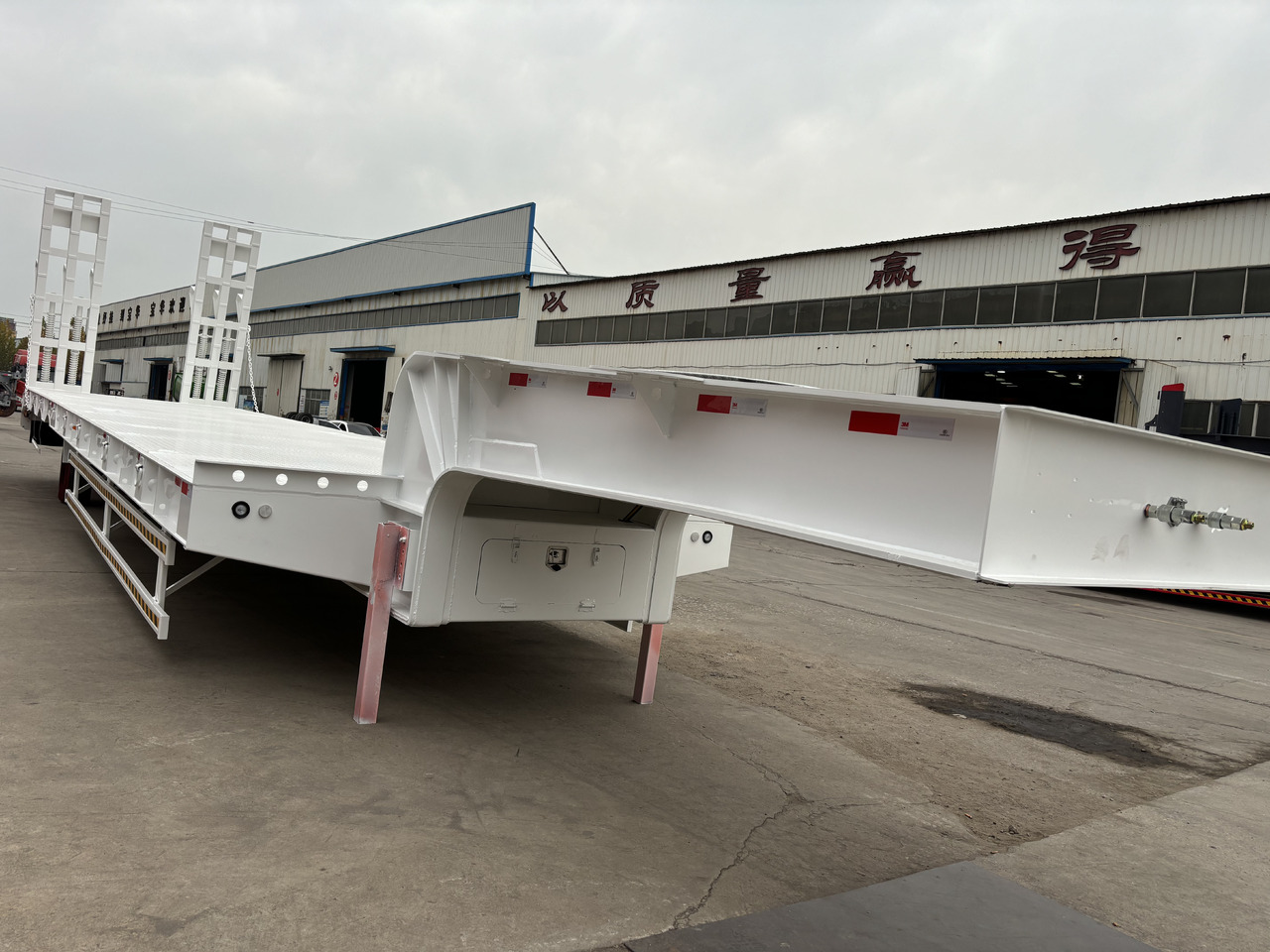 - Low loader semi-trailer: picture 1 - Low loader semi-trailer: picture 1