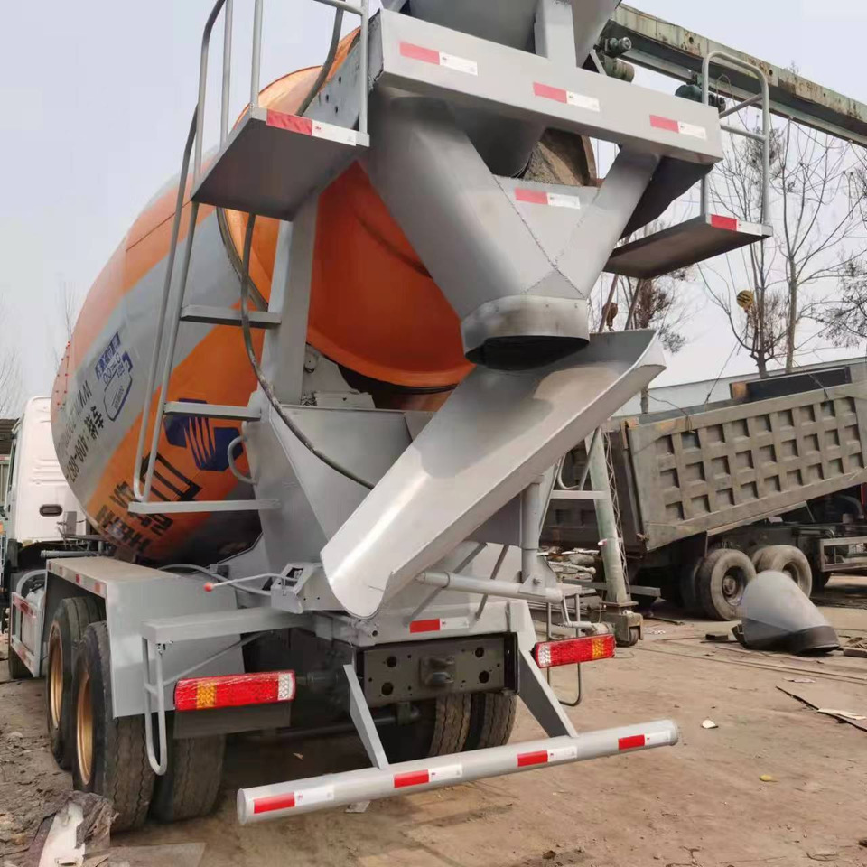 SINOTRUCK - Concrete mixer truck: picture 5 SINOTRUCK - Concrete mixer truck: picture 5
