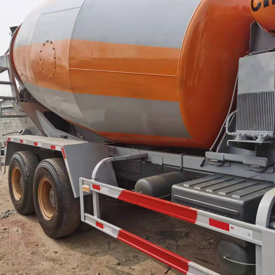 SINOTRUCK - Concrete mixer truck: picture 4 SINOTRUCK - Concrete mixer truck: picture 4