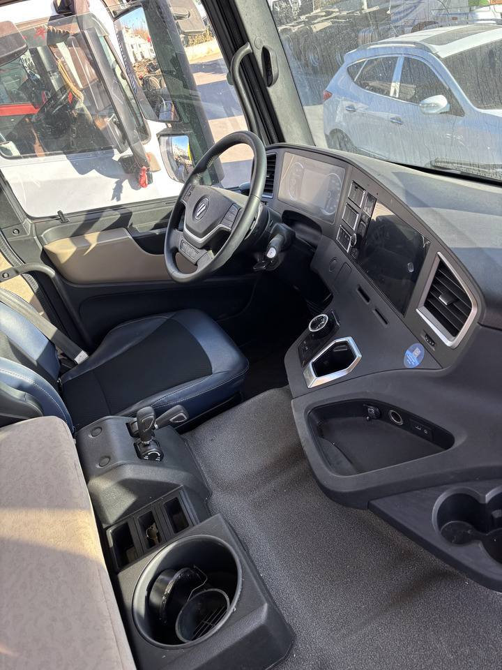 AUMAN  - Tractor unit: picture 2 AUMAN  - Tractor unit: picture 2