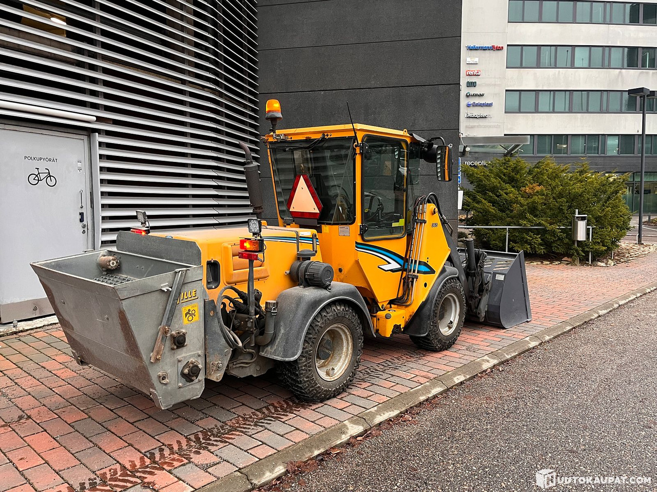 Wille 355B property maintenance machine with good attachments, 2006, Vantaa - Compact loader: picture 3 Wille 355B property maintenance machine with good attachments, 2006, Vantaa - Compact loader: picture 3