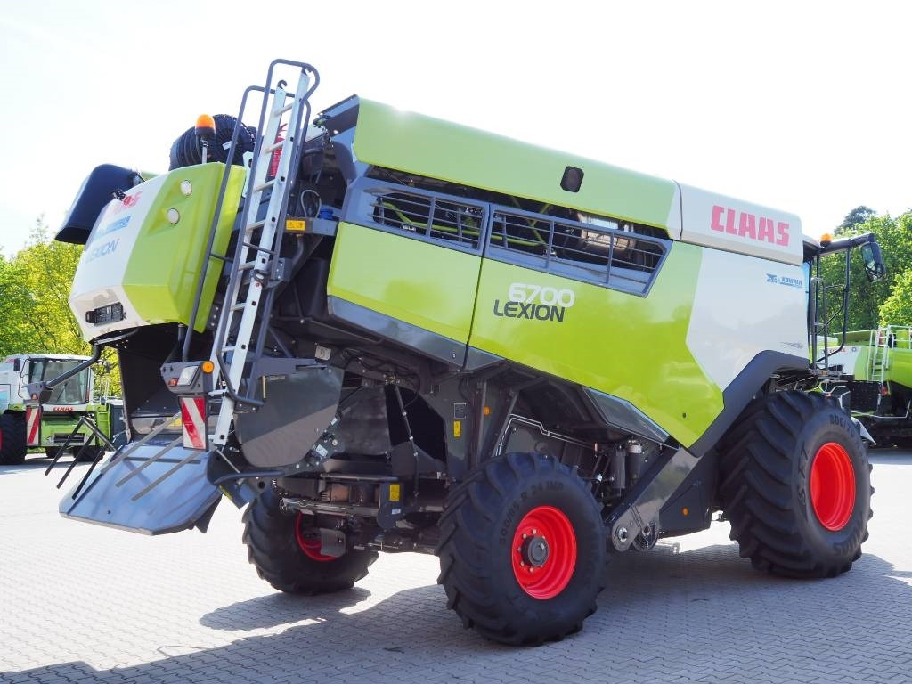Claas Lexion 6700 + V770 - Combine harvester: picture 3 Claas Lexion 6700 + V770 - Combine harvester: picture 3