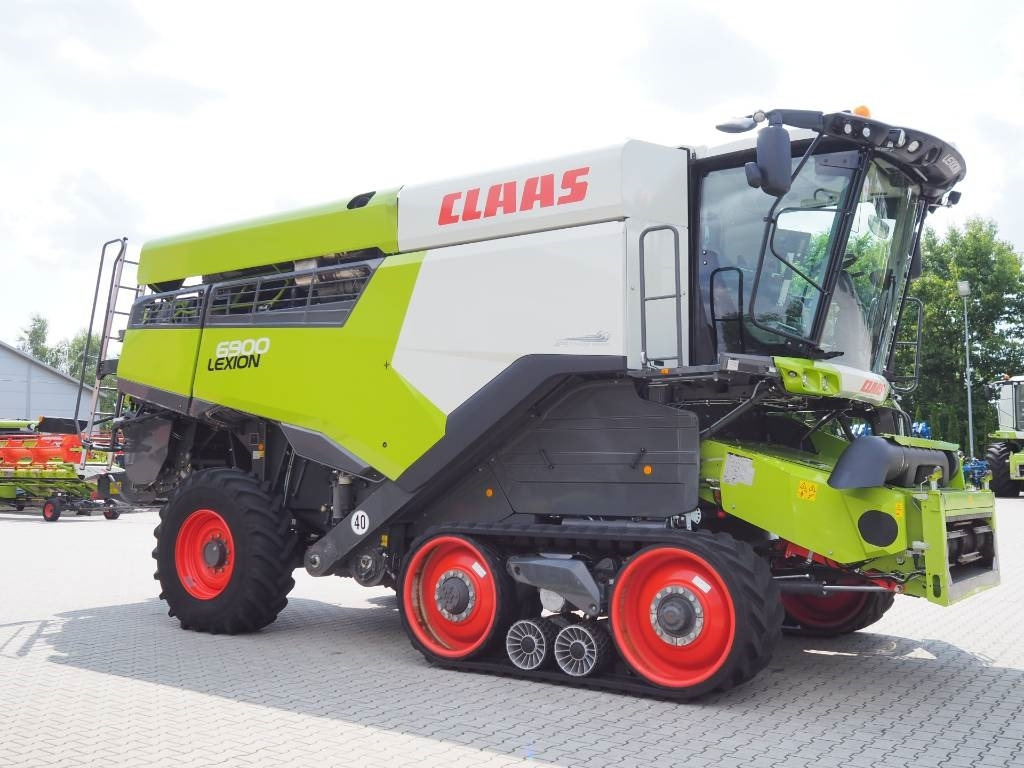 Claas Lexion 6900 TT + V930 - Combine harvester: picture 4 Claas Lexion 6900 TT + V930 - Combine harvester: picture 4