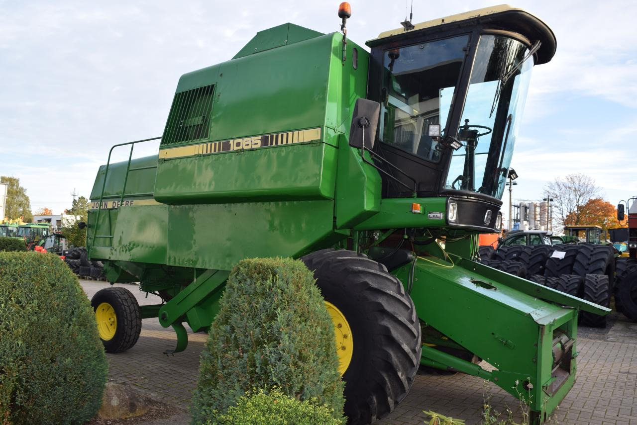 John Deere 1065 - Combine harvester: picture 2 John Deere 1065 - Combine harvester: picture 2