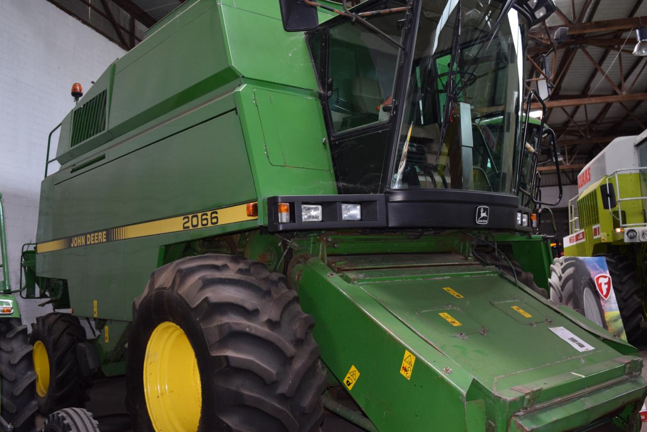 John Deere 2066 - Combine harvester: picture 2 John Deere 2066 - Combine harvester: picture 2