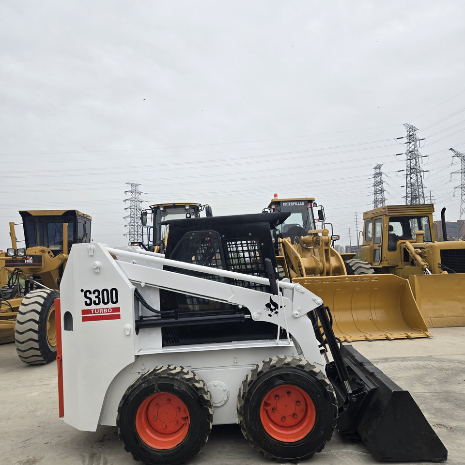 Skid steer loader BOBCAT S300: picture 6