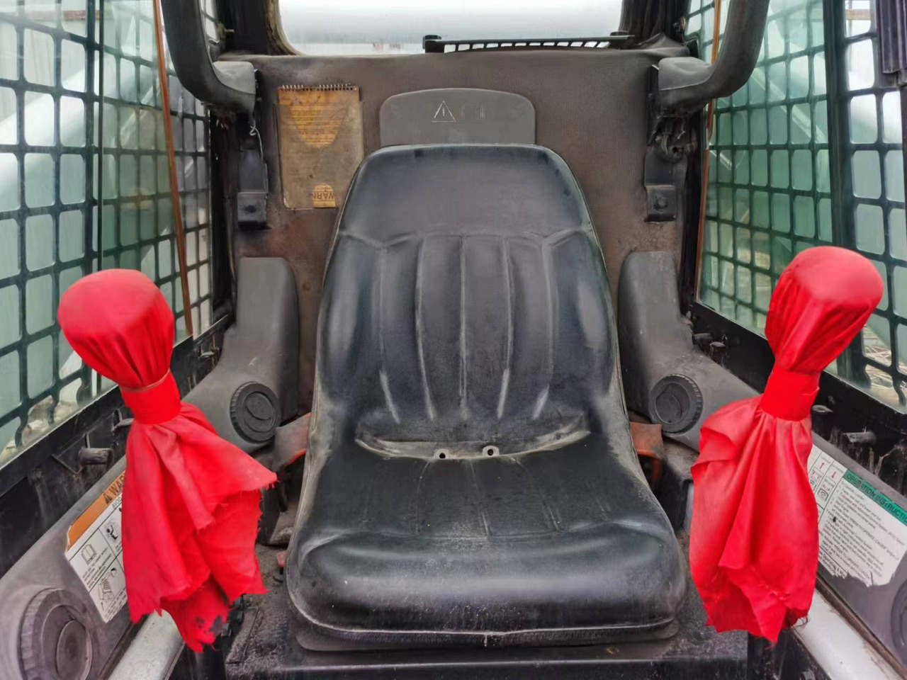 Skid steer loader Bobcat S300: picture 7
