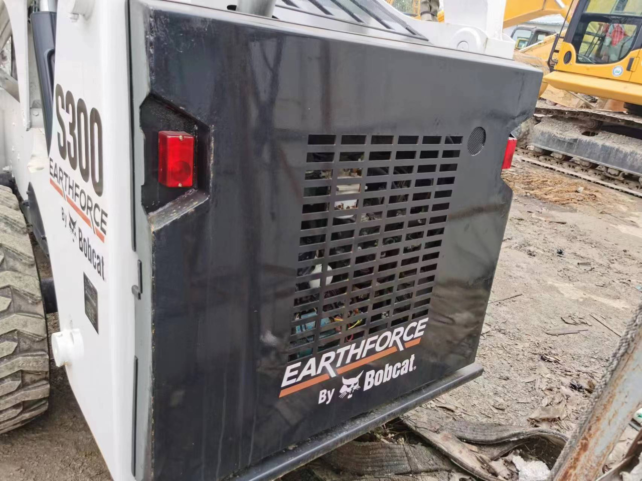 Skid steer loader Bobcat S300: picture 8