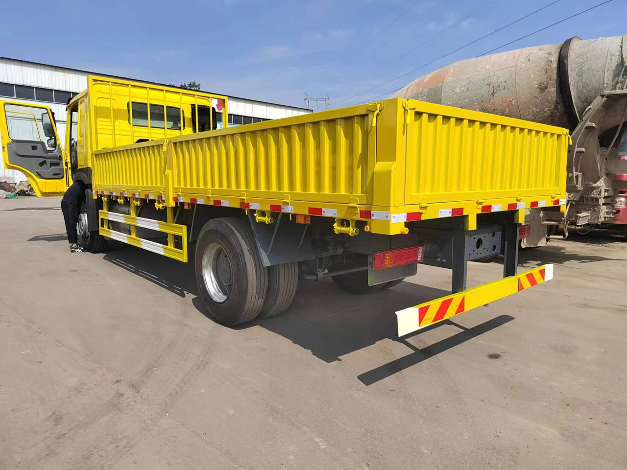 SINOTRUK HOWO 4x2 cargo truck - Tipper: picture 4 SINOTRUK HOWO 4x2 cargo truck - Tipper: picture 4
