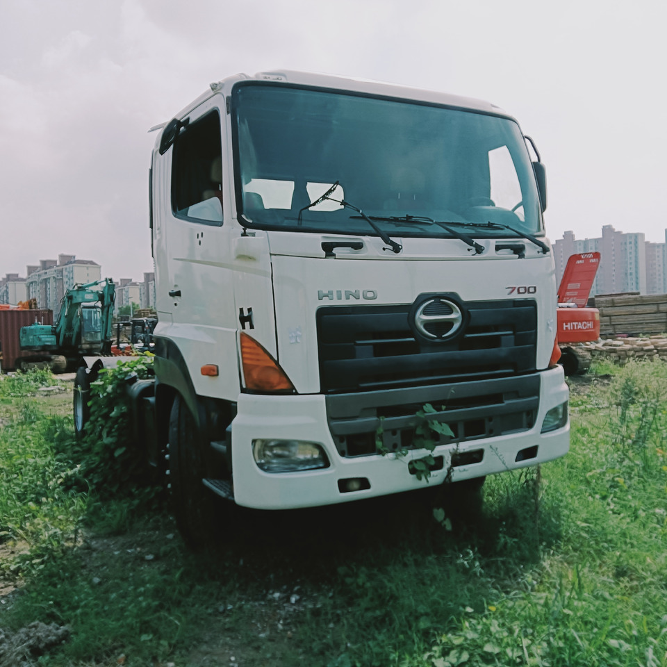 HINO 700 - Tractor unit: picture 3 HINO 700 - Tractor unit: picture 3