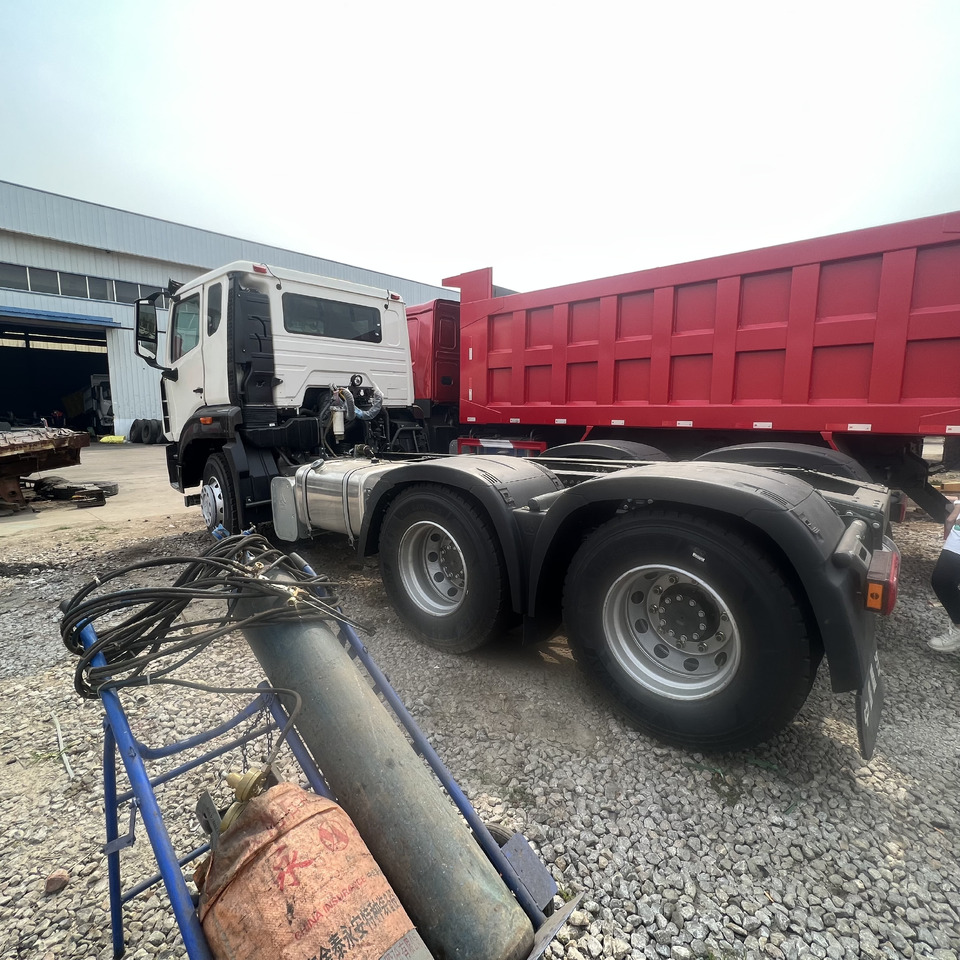 SINOTRUK HOHAN tralier head - Tractor unit: picture 4 SINOTRUK HOHAN tralier head - Tractor unit: picture 4