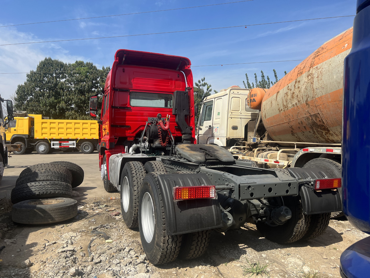 SINOTRUK HOWO trailer head - Tractor unit: picture 4 SINOTRUK HOWO trailer head - Tractor unit: picture 4