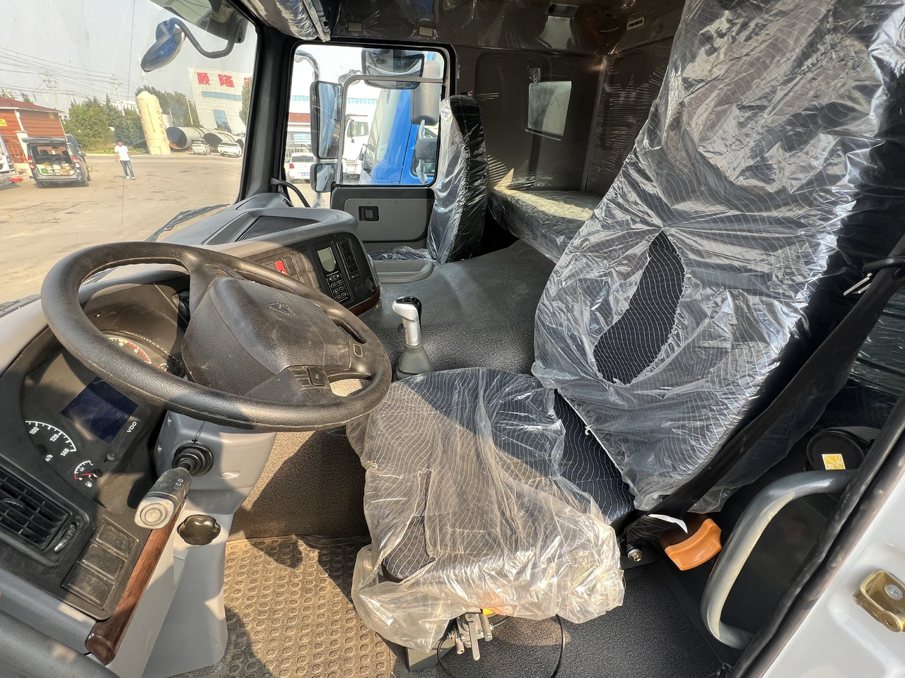 SINOTRUK HOWO tralier head - Tractor unit: picture 5 SINOTRUK HOWO tralier head - Tractor unit: picture 5