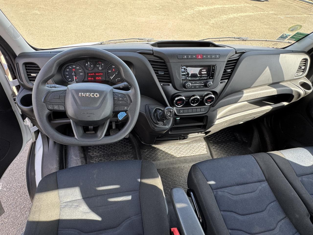 Iveco Daily IVECO PORTE VOITURE DEPANNEUSE 35 S 16 3L0 160 CH EMPATTEMENT 4100 PLATEAU FIX ALU EQUIP M - Autotransporter truck: picture 5 Iveco Daily IVECO PORTE VOITURE DEPANNEUSE 35 S 16 3L0 160 CH EMPATTEMENT 4100 PLATEAU FIX ALU EQUIP M - Autotransporter truck: picture 5