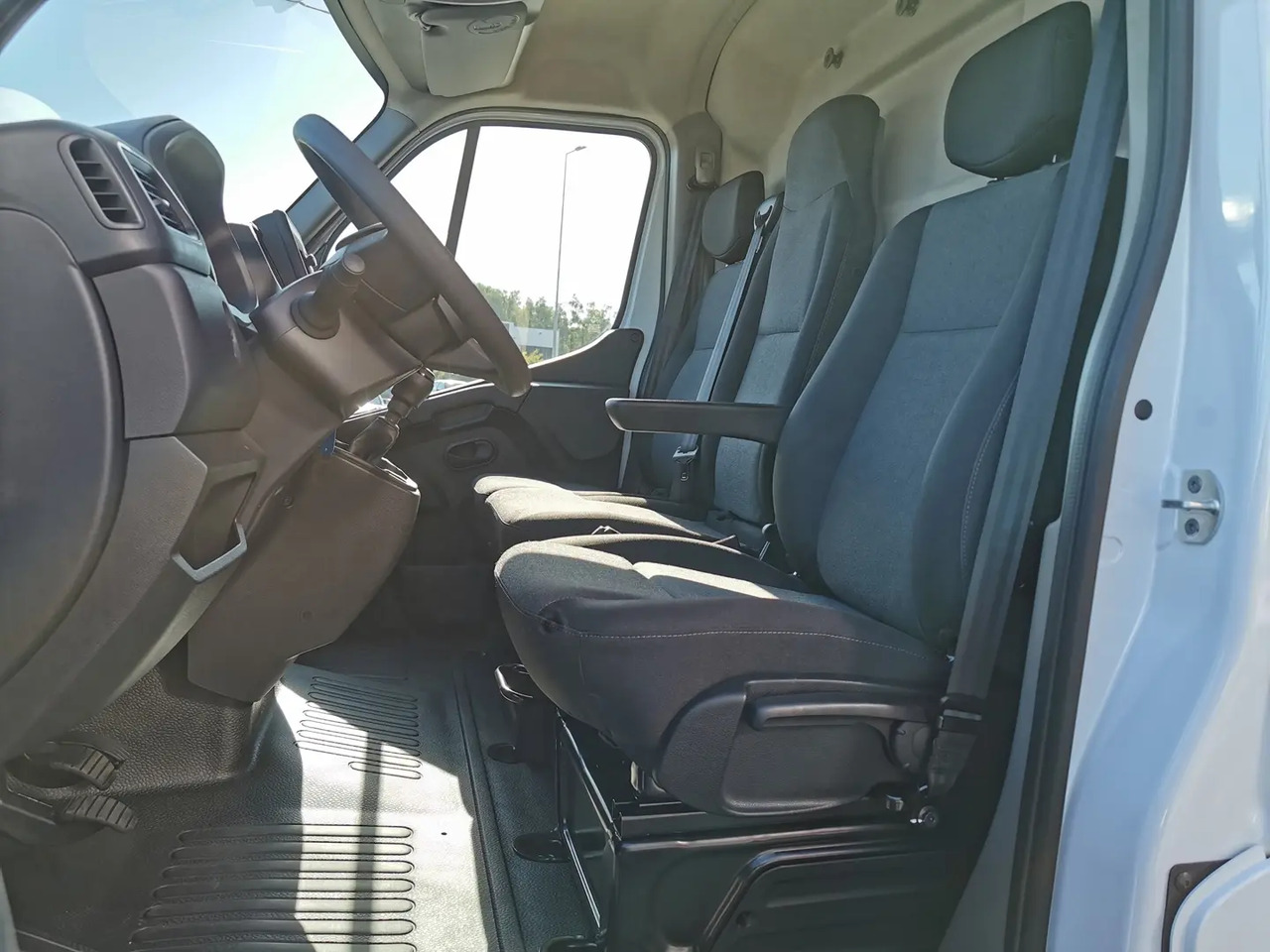 Nissan Interstar L3H2 3T5 2.3 DCI 135CH N-CONNECTA - Panel van: picture 5 Nissan Interstar L3H2 3T5 2.3 DCI 135CH N-CONNECTA - Panel van: picture 5