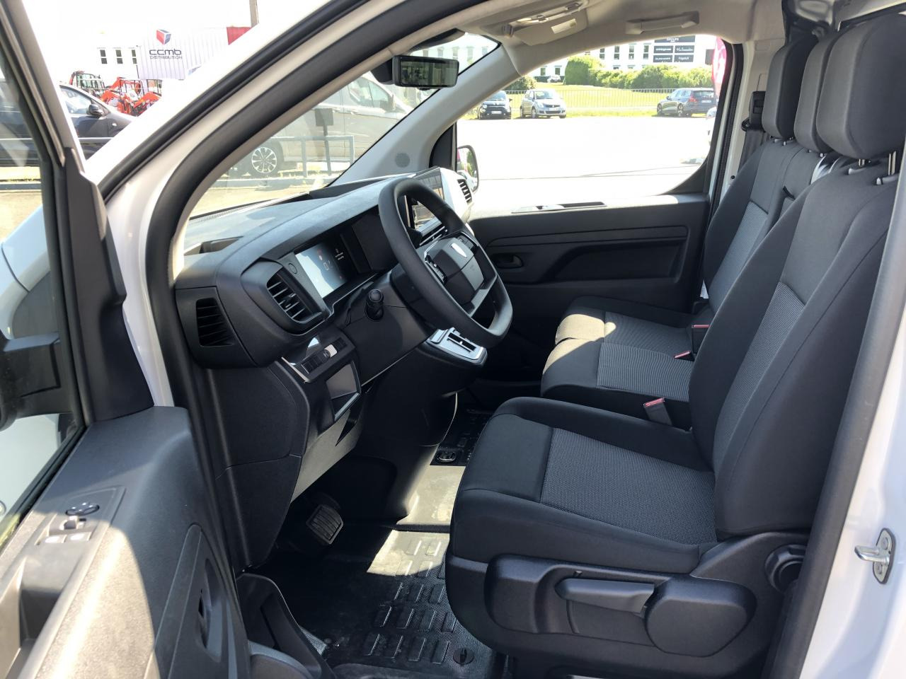 PEUGEOT EXPERT M 2.0 HDI 145CH EAT-8 - Panel van: picture 5 PEUGEOT EXPERT M 2.0 HDI 145CH EAT-8 - Panel van: picture 5