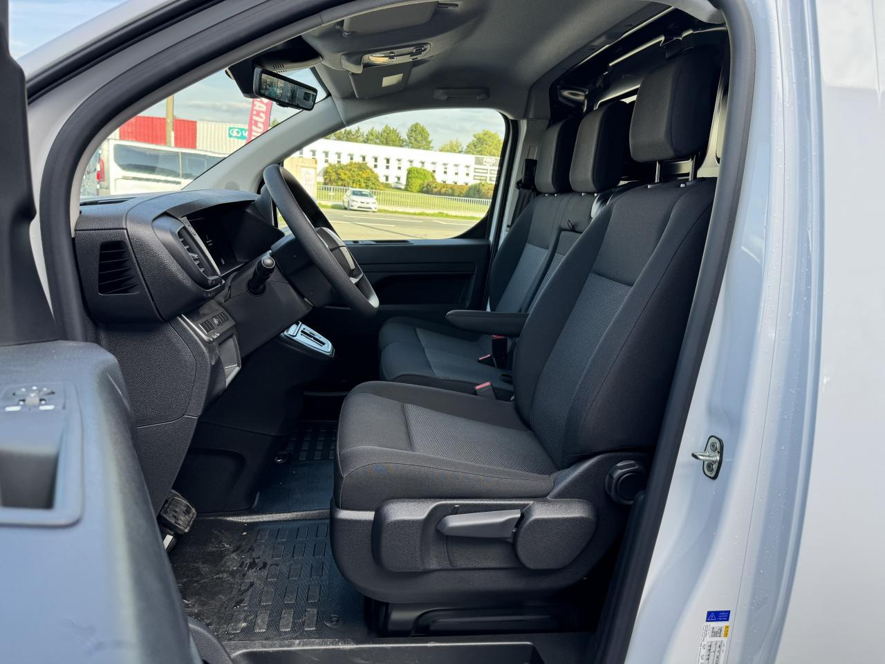 PEUGEOT Expert M 2.0 BlueHDi - 145 S&S - BV EAT8 III FOURGON Fourgon PHASE 2 - Panel van: picture 5 PEUGEOT Expert M 2.0 BlueHDi - 145 S&S - BV EAT8 III FOURGON Fourgon PHASE 2 - Panel van: picture 5