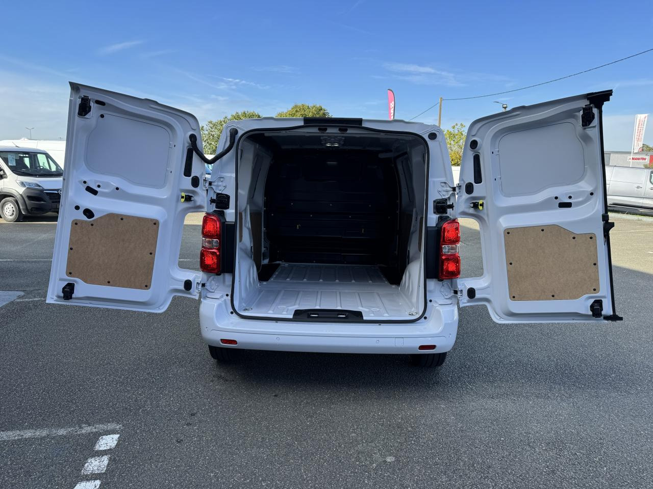 PEUGEOT Expert M 2.0 BlueHDi - 145 S&S - BV EAT8 III FOURGON Fourgon PHASE 2 - Panel van: picture 3 PEUGEOT Expert M 2.0 BlueHDi - 145 S&S - BV EAT8 III FOURGON Fourgon PHASE 2 - Panel van: picture 3